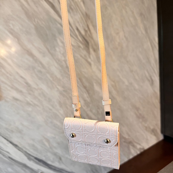 SALVATORE FERRAGAMO
Leather Wallet / with strap as a crossbody bag - Picture 5 of 9